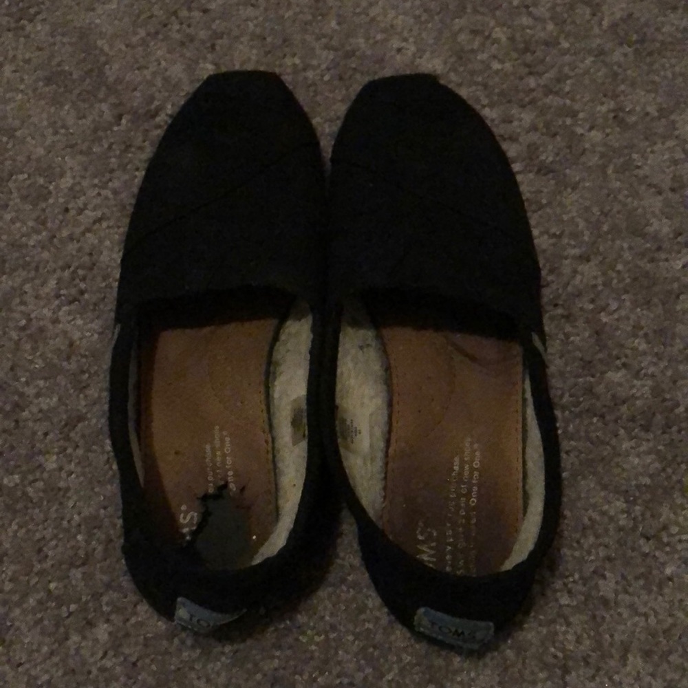 Women’s black Toms casual shoes